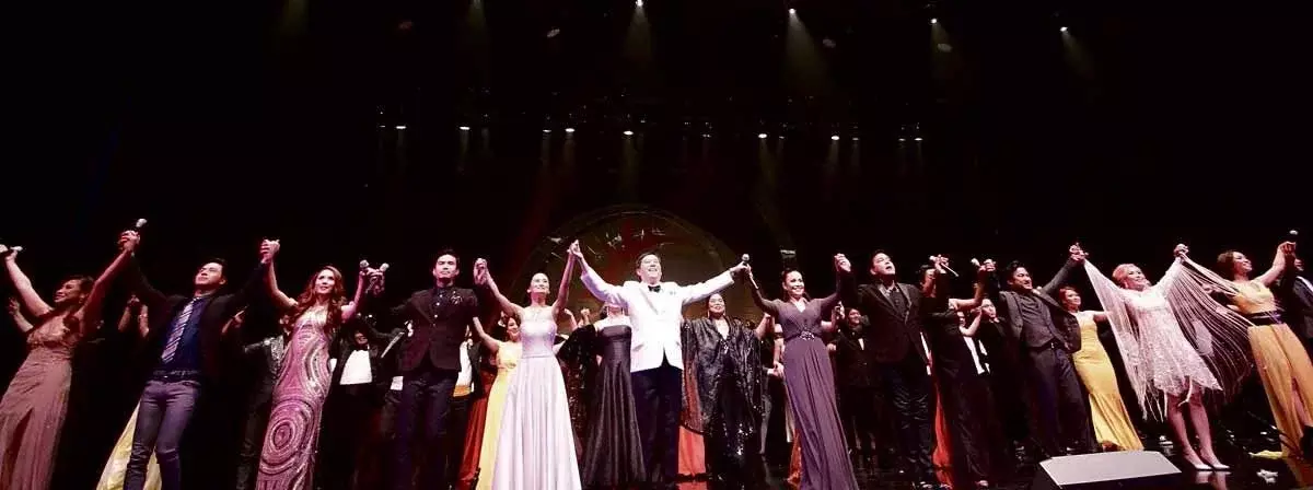 ӨНӨӨДӨР ДЭЛХИЙН ТЕАТРЫН ӨДӨР ТОХИОЖ БАЙНА